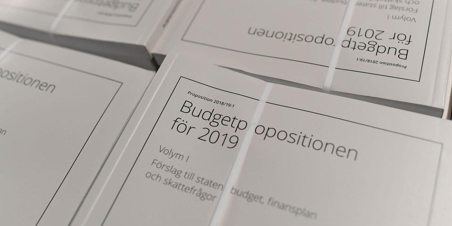 Övergångsregeringens avskalade budget ger ökade överskott i statsfinanserna.