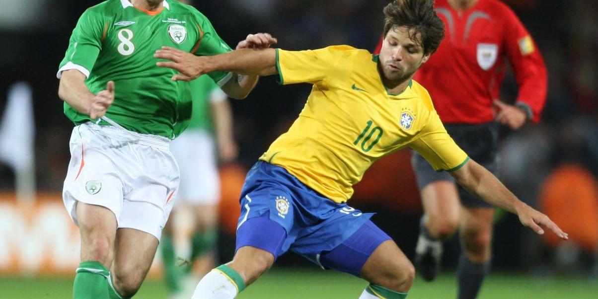 Brasiliens Diego Ribas, i en närkamp med Irlands Liam Miller under en landskamp i Dublin 2008. Arkivbild.