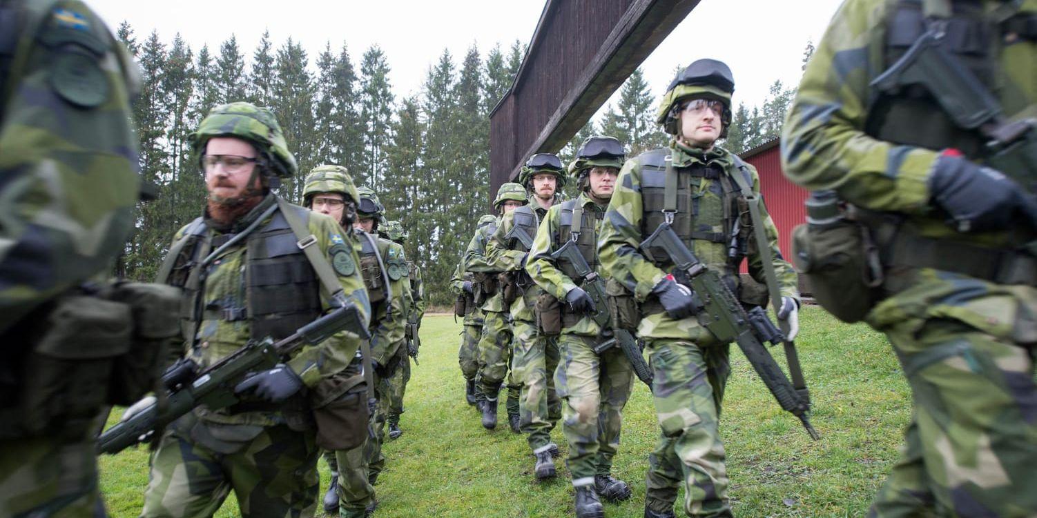 Fjorton repgubbar från hela landet gör exercis på ledningsregementet i Enköping. Arkivbild.
