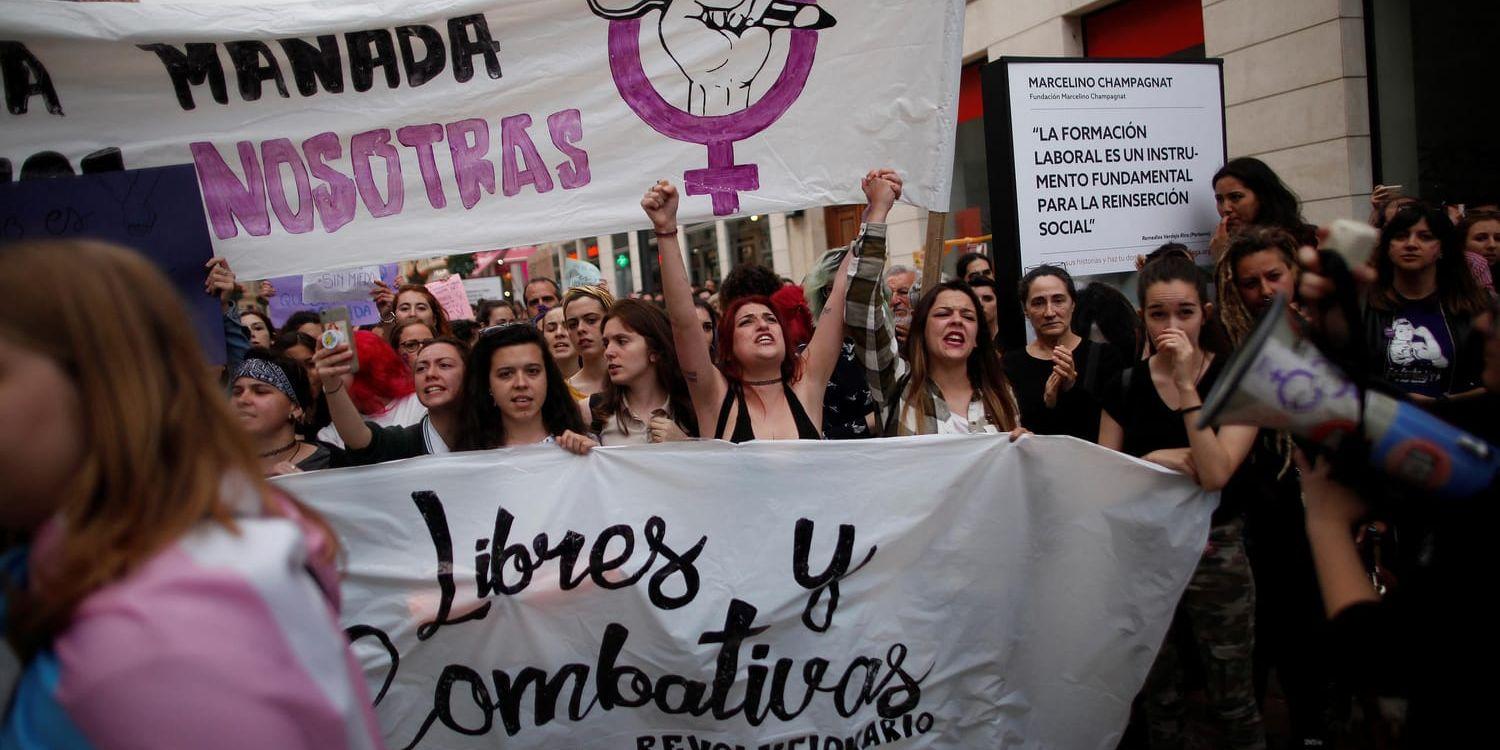 Att fem våldtäktsanklagade män i Spanien fälls för sexuellt utnyttjande och inte våldtäkt har lett till stora protester.