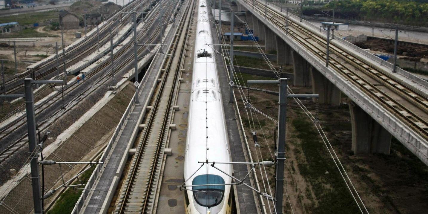 Snabbare. M och S bör ta till sig Centerpartiets idéer om hur höghastighetstågen skulle kunna byggas, här illustrerat av den kinesiska linjen Peking-Shanghai.