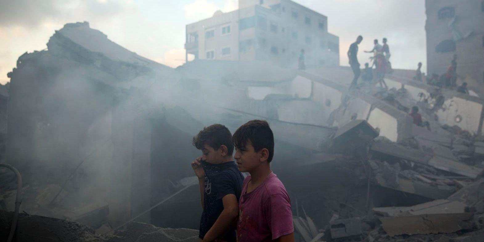 Palestinier betraktar förödelsen efter en israelisk flygräd mot Gaza City i torsdags.