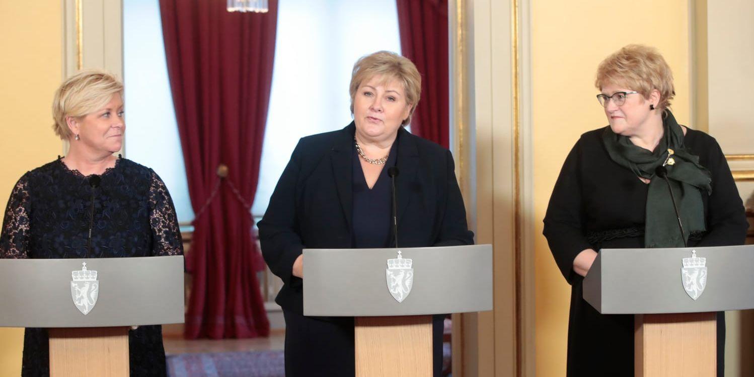 Regering. Statsminister Erna Solberg från Høyre, finansminister Siv Jensen från Fremskrittspartiet (t v) och kulturminister Trine Skei Grande från Venstre (t h) är partiledarna i Norges nya regering.