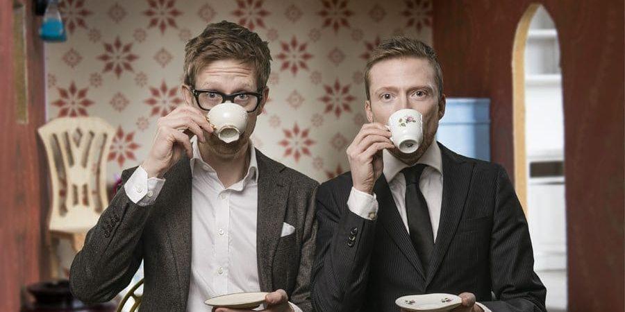 Mysfika. Anders Johanson och Måns Nilsson hjälper sig själva med varsin kopp kaffe.