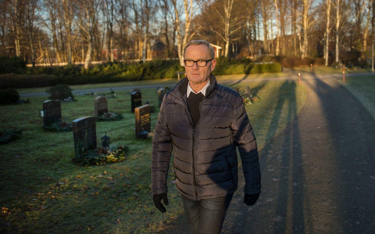 Lennart Andersson har mycket att berätta om Västra kyrkogården och Karlsro kyrkogård.