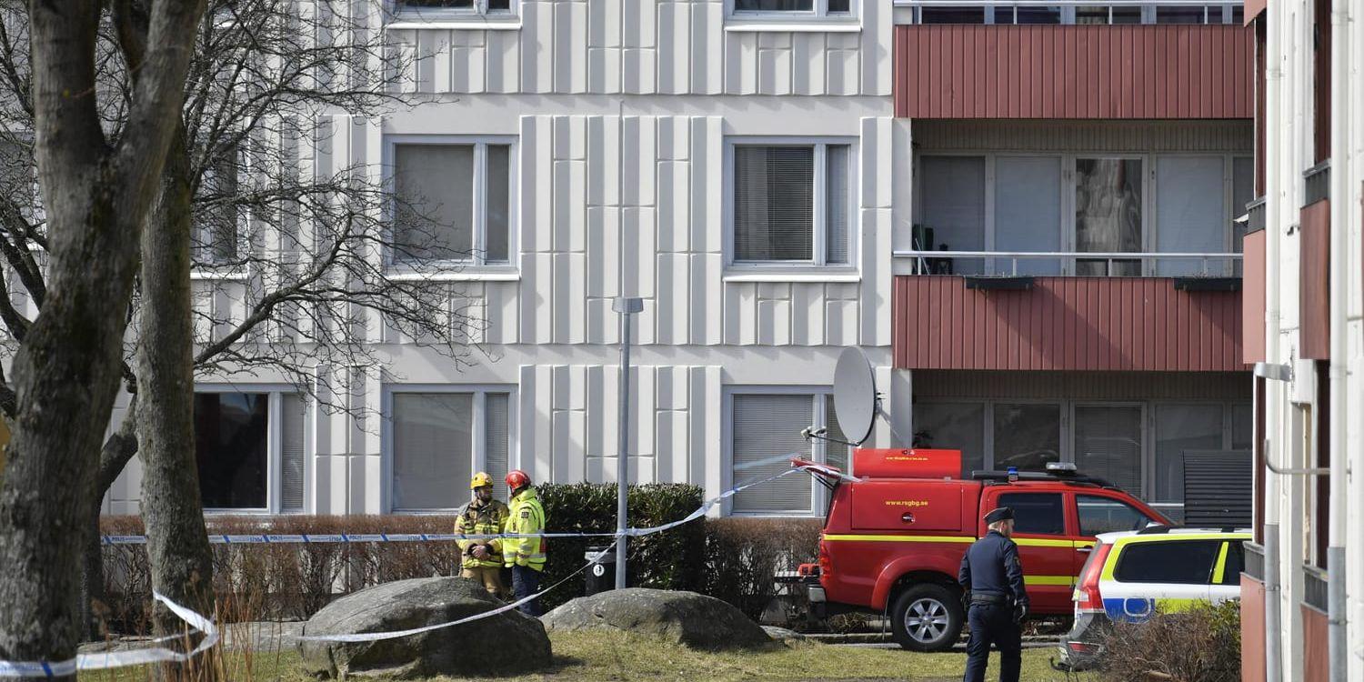 Polisen sköt sönder en misstänkt bomb under ett hus i Frölunda i Göteborg på tisdagen. Fastigheten, där ett 60-tal personer bor, fick utrymmas.