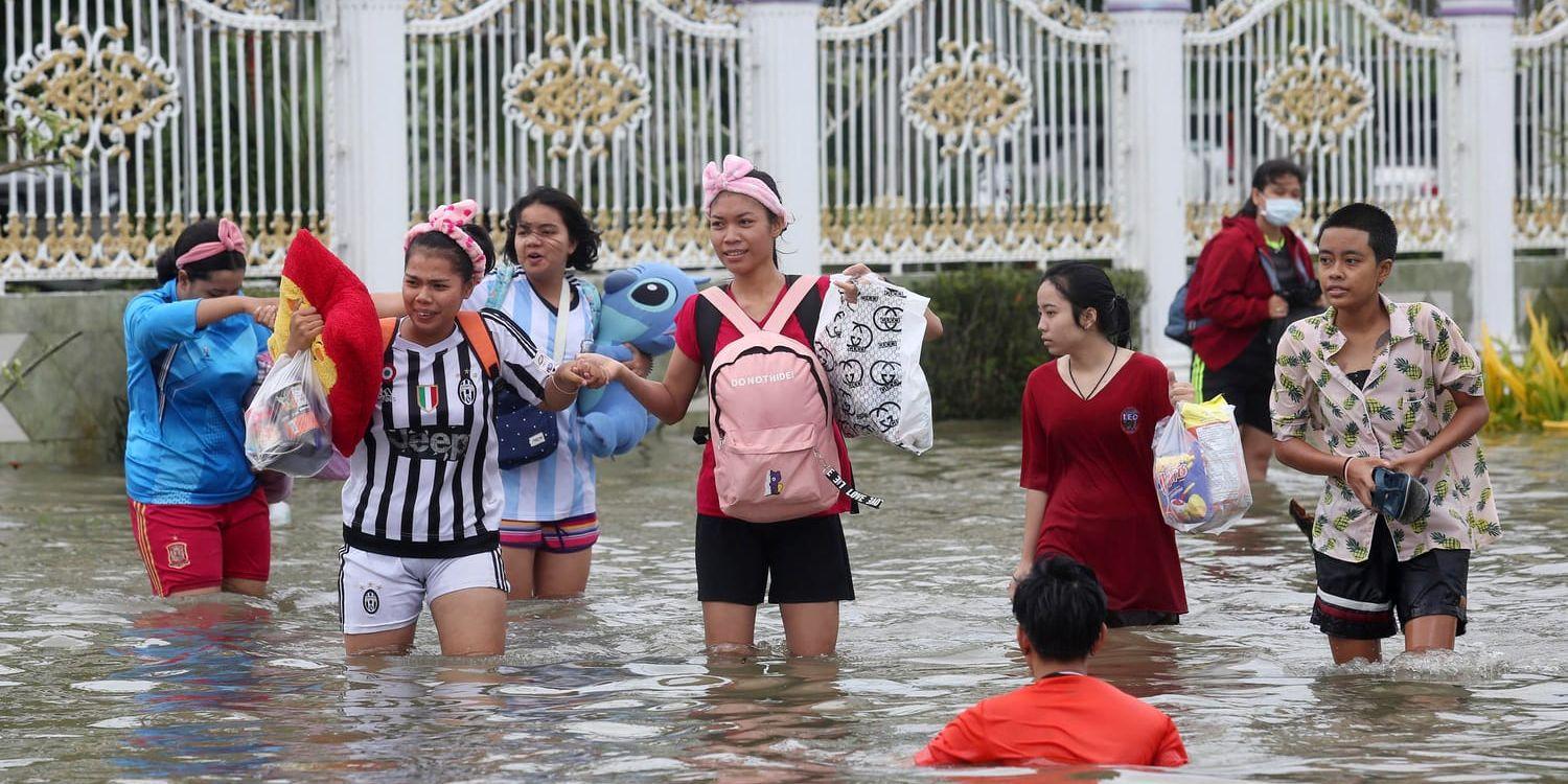 Den södra regionen Nakhon Si Thammarat drabbades av kraftiga regn och översvämningar när stormen Pabuk drog in under fredagen.