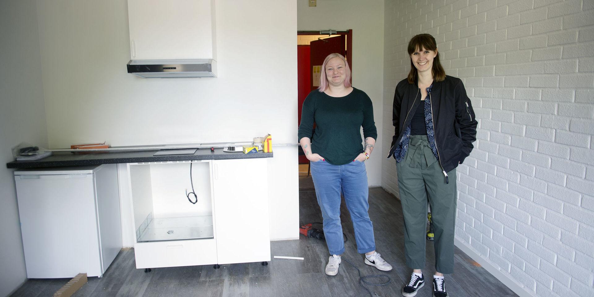 Marielle Bock och Hanne Göransson från Halmstad Studentkår tycker det är bra att alla får ett eget kökspentry på rummet när före detta Arena Hotel byggs om.