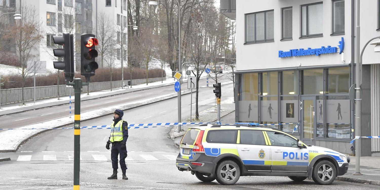 Polisens avspärrning efter skottlossningen på Bällstavägen i Bromma i november förra året.