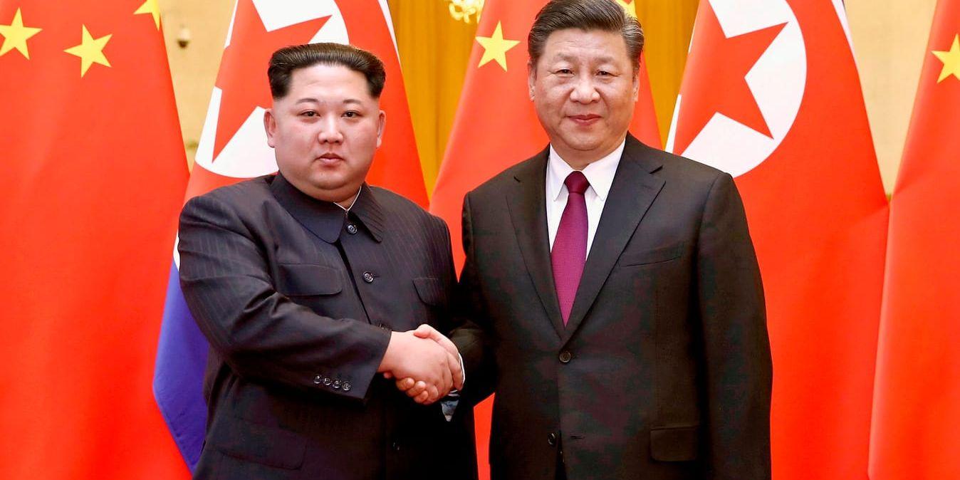 Nordkoreas ledare Kim Jong-Un och Kinas president Xi Jinping vid ett möte i Peking i mars i år.