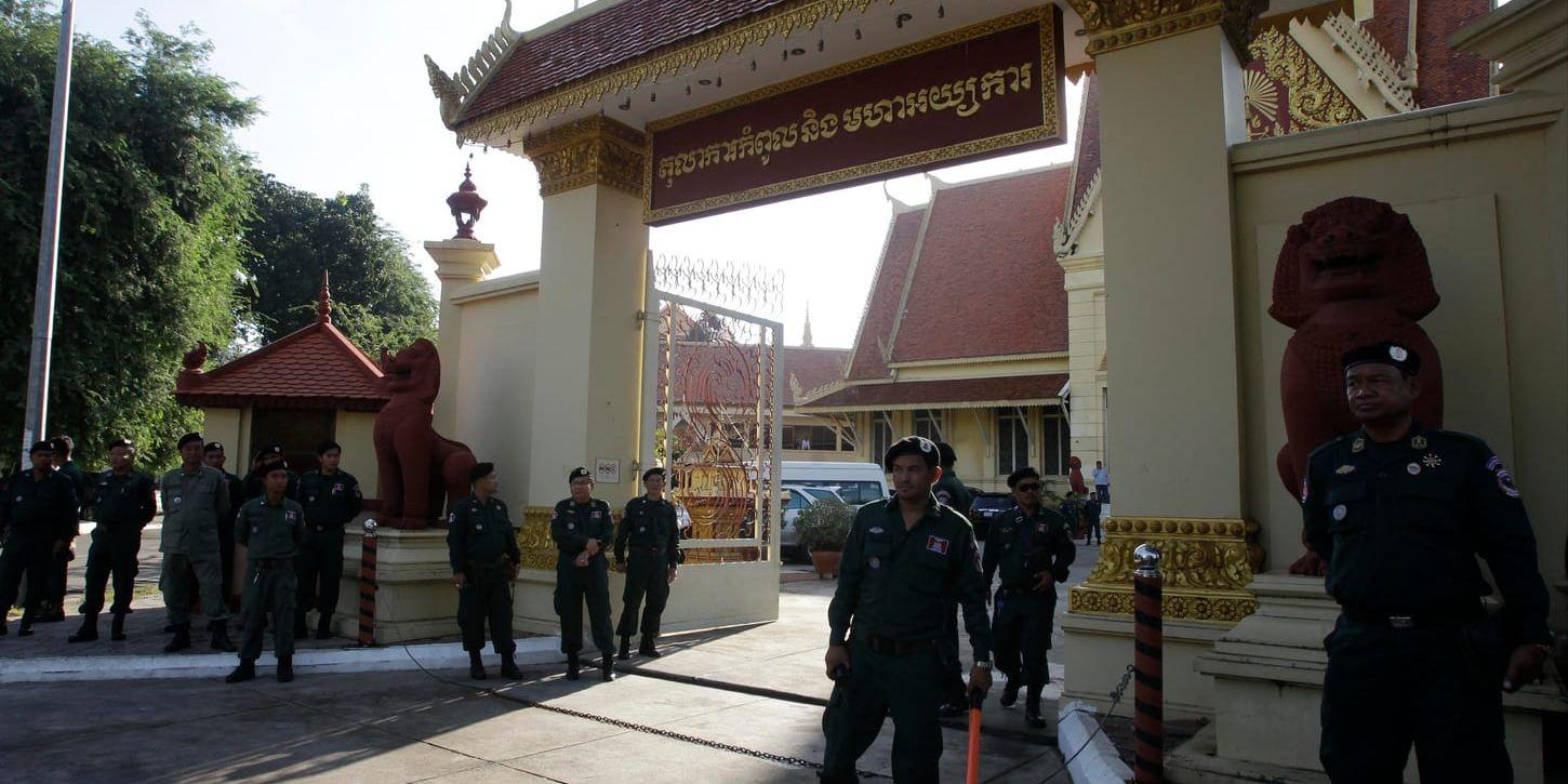 Säkerhetspersonal vaktar högsta domstolen i Phnom Penh. Arkivbild.