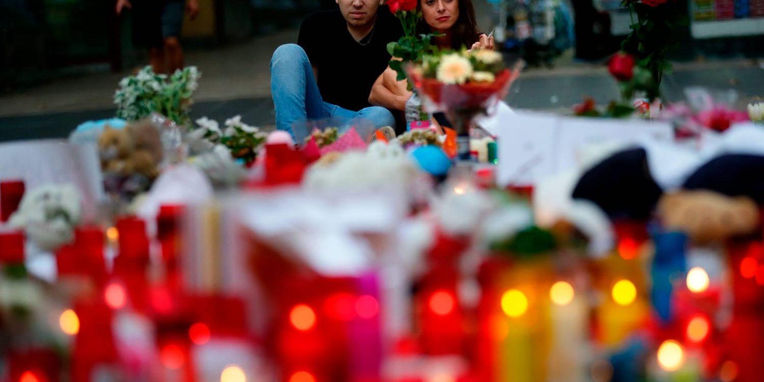På platsen i Barcelona där 13 människor kördes ihjäl växer högarna av blommor, ljus och meddelanden.