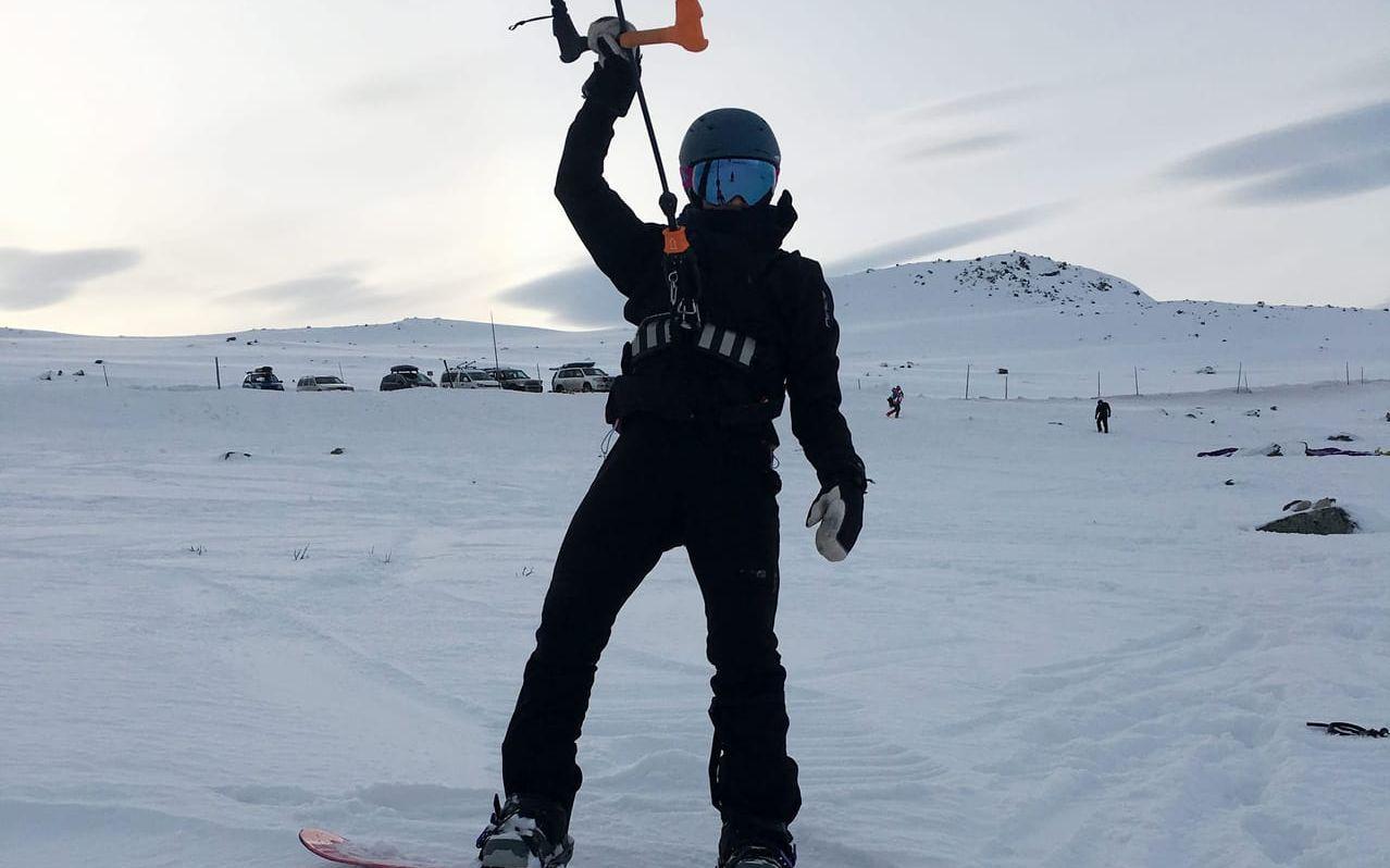 Påfrestande lopp. Karolina hade fyllt fickorna med nötter och choklad för att orka köra den fem timmar långa snowkitetävlingen. Bild: Privat