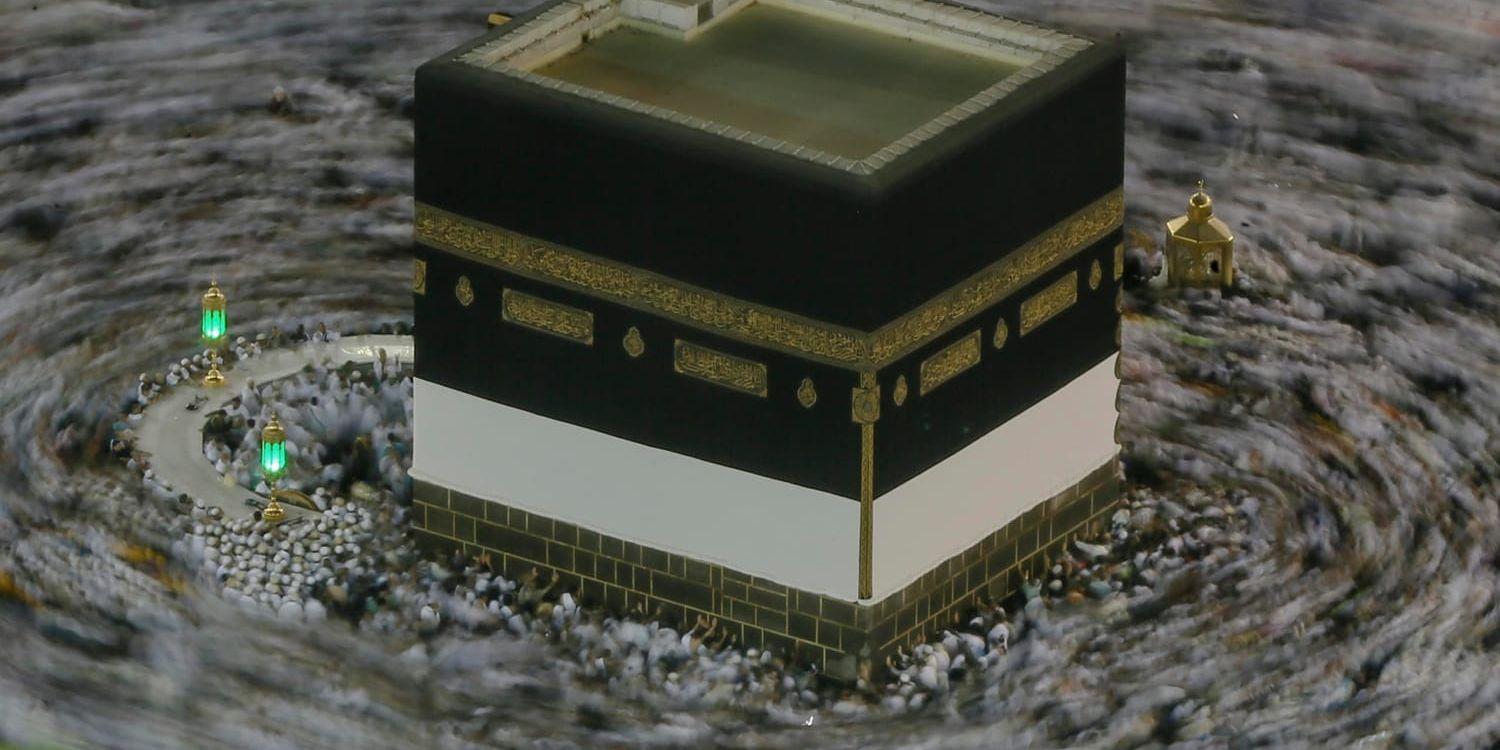 Vid vallfärden utförs flera olika riter. Pilgrimerna vandrar till exempel sju gånger runt Kaaba i Stora moskén.