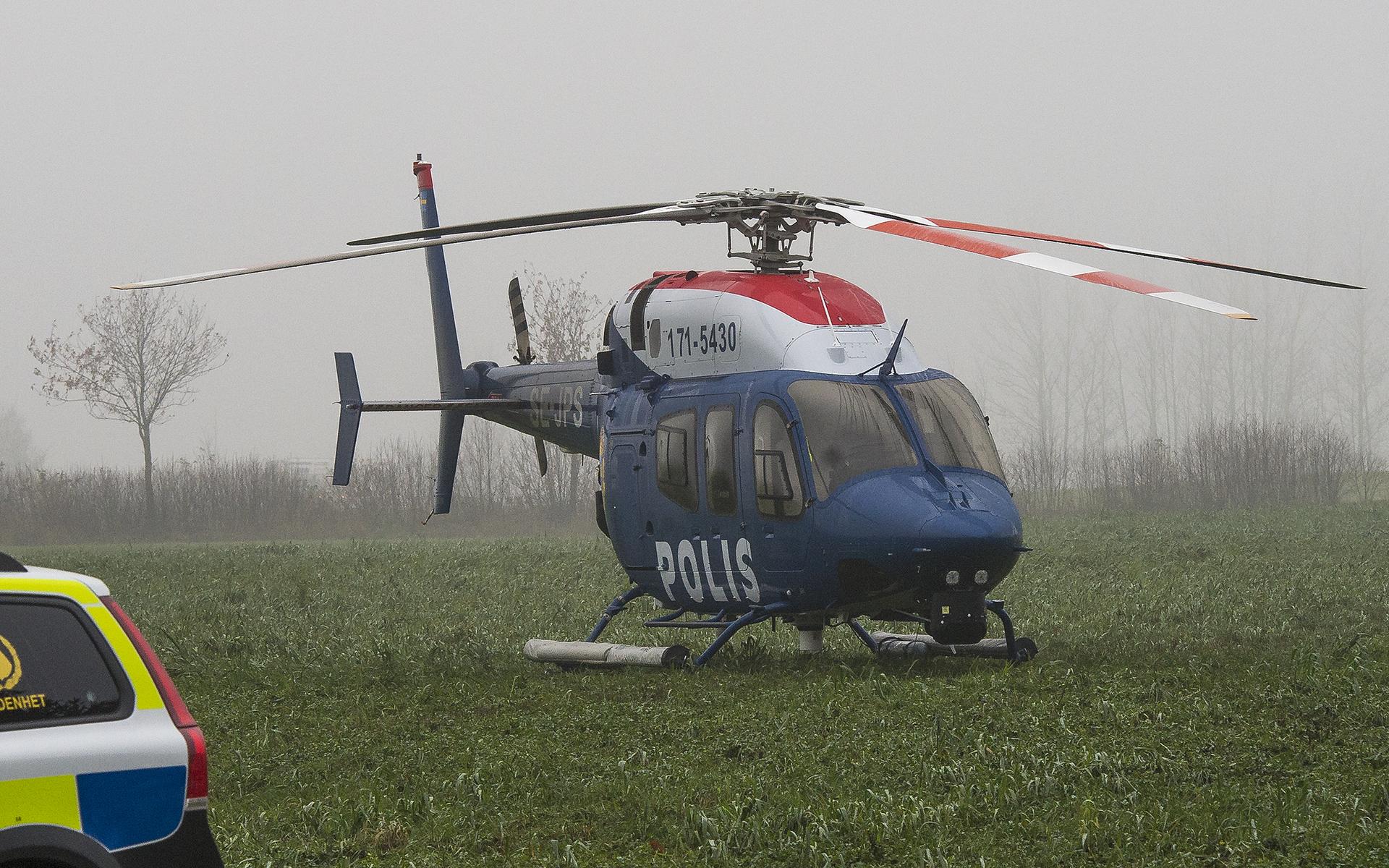 Polisens helikopter fick stanna på marken en tid under morgonen på grund av dimma. 