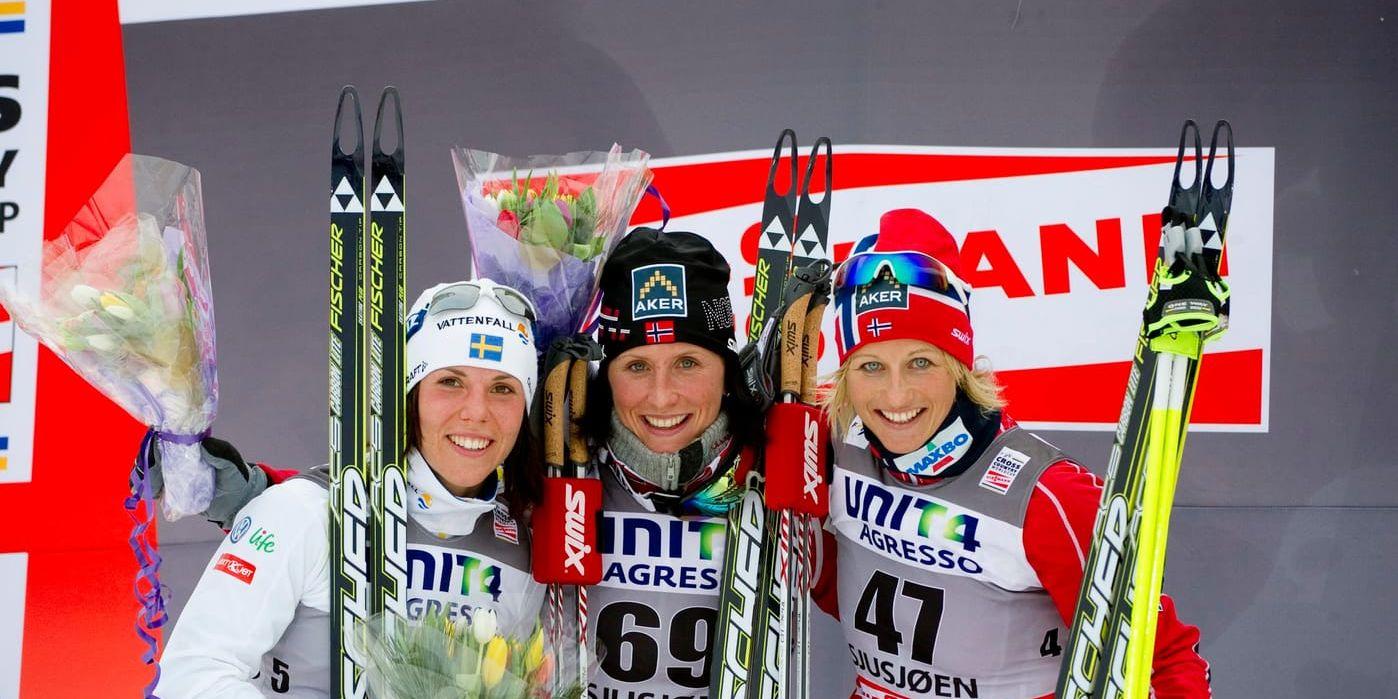 Charlotte Kalla på prispallen tillsammans med Vibeke Skofterud, till höger, efter en världscuptävling 2011 i Norge. Arkivbild.