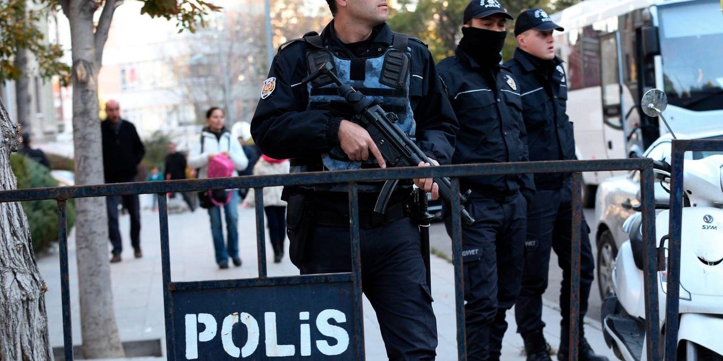 Poliser utanför HDP:s högkvarter i Ankara. Arkivbild.