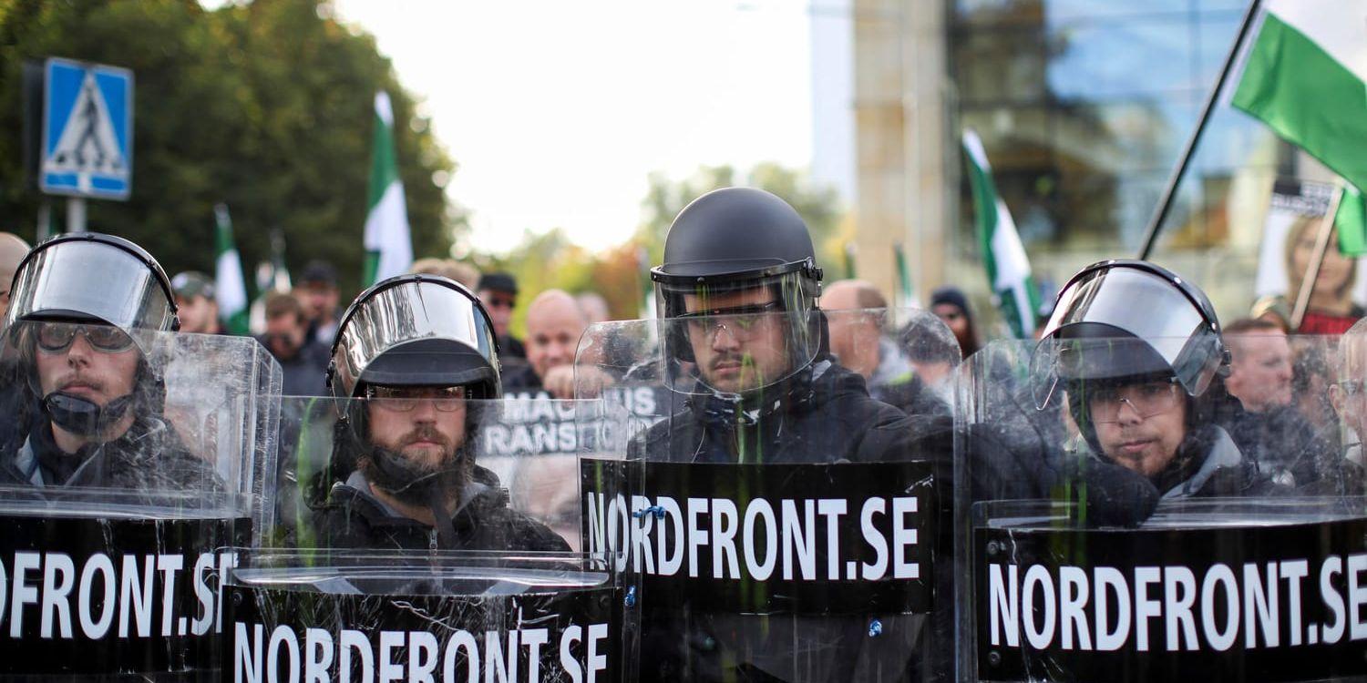 Anhängare av nazistiska Nordiska motståndsrörelsens (NMR) med sköldar och fanor vid demonstrationen i centrala Göteborg i september förra året.