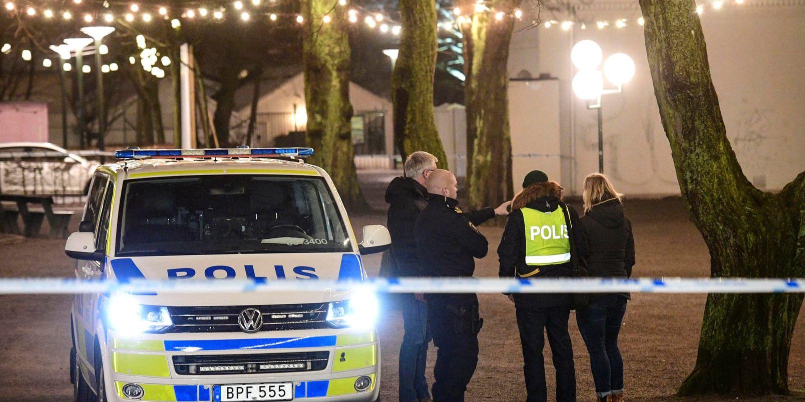 Polisen på plats vid Folkets park i Malmö där en ung man skadades i ett bråk.