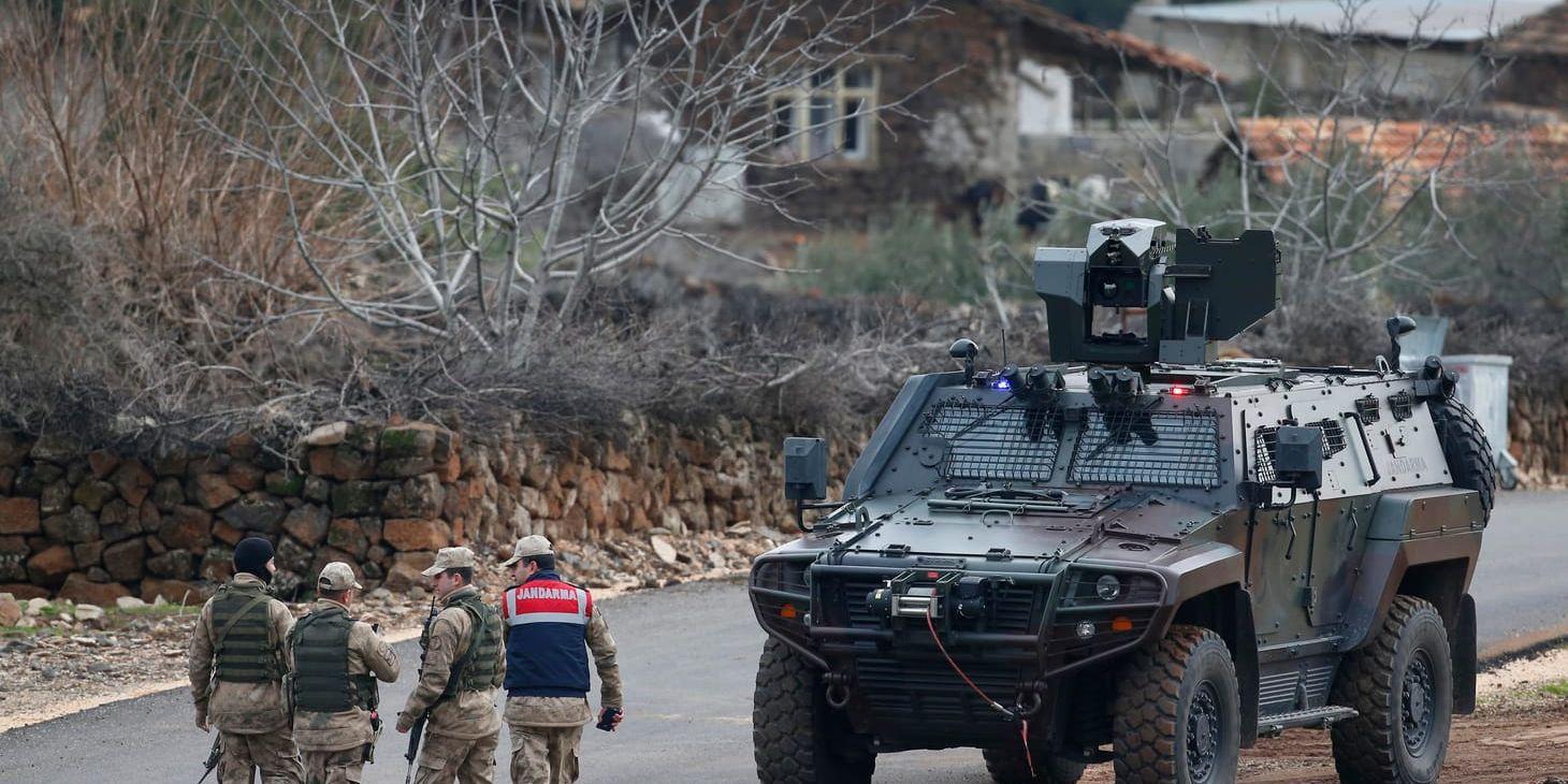 Turkiska militärer vid gränsen mot Syrien.