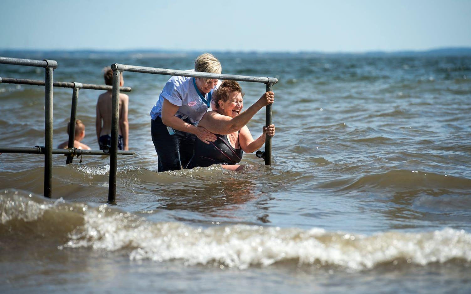 Glädjen totalt. Christina Norr, 87 år, är ingen badkruka.Här får hon äntligen bada när sommaren visar sig från sin bästa sida. BIld: Jörgen Alström