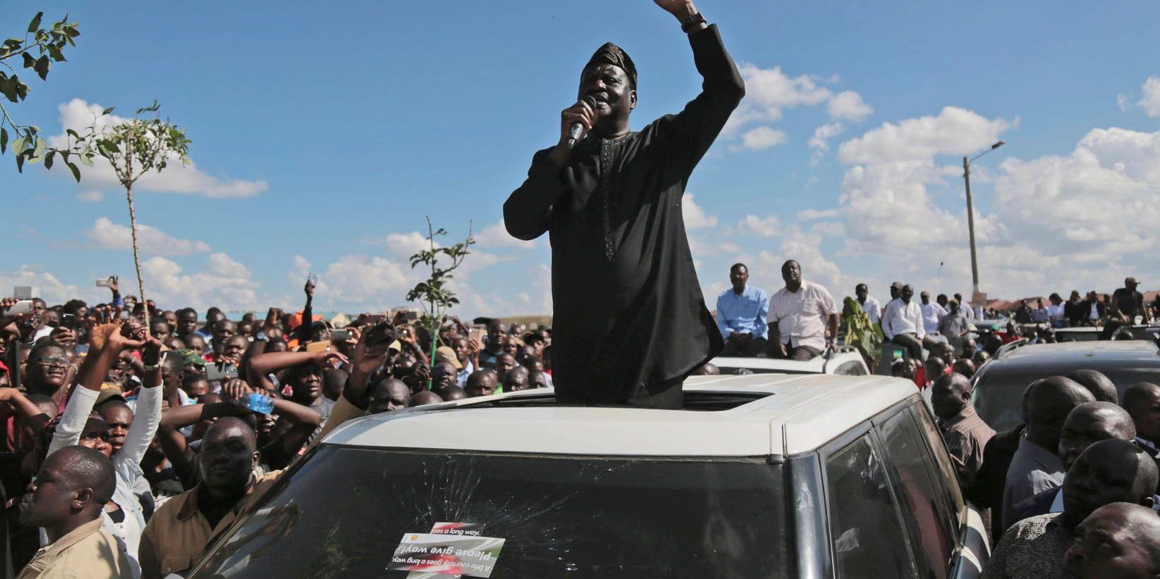 Oppositionsledaren Raila Odinga talar till anhängare vid ett möte i Nairobi i slutet av november.