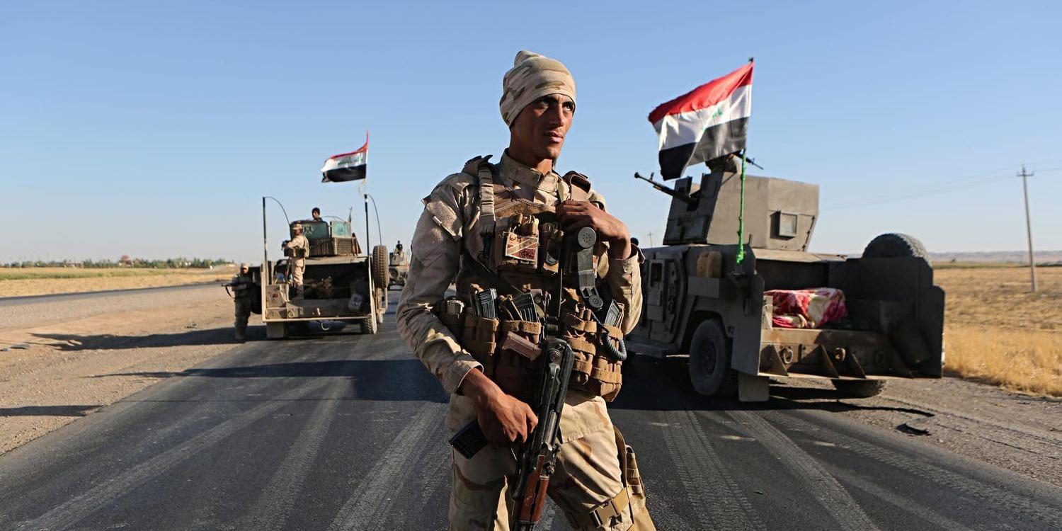 Irakiska regeringssoldater utanför staden Alton Kupri i Kirkukprovinsen. Staden ligger vid gränsen mot provinsen Arbil, som tillhör det kurdiska självstyret.