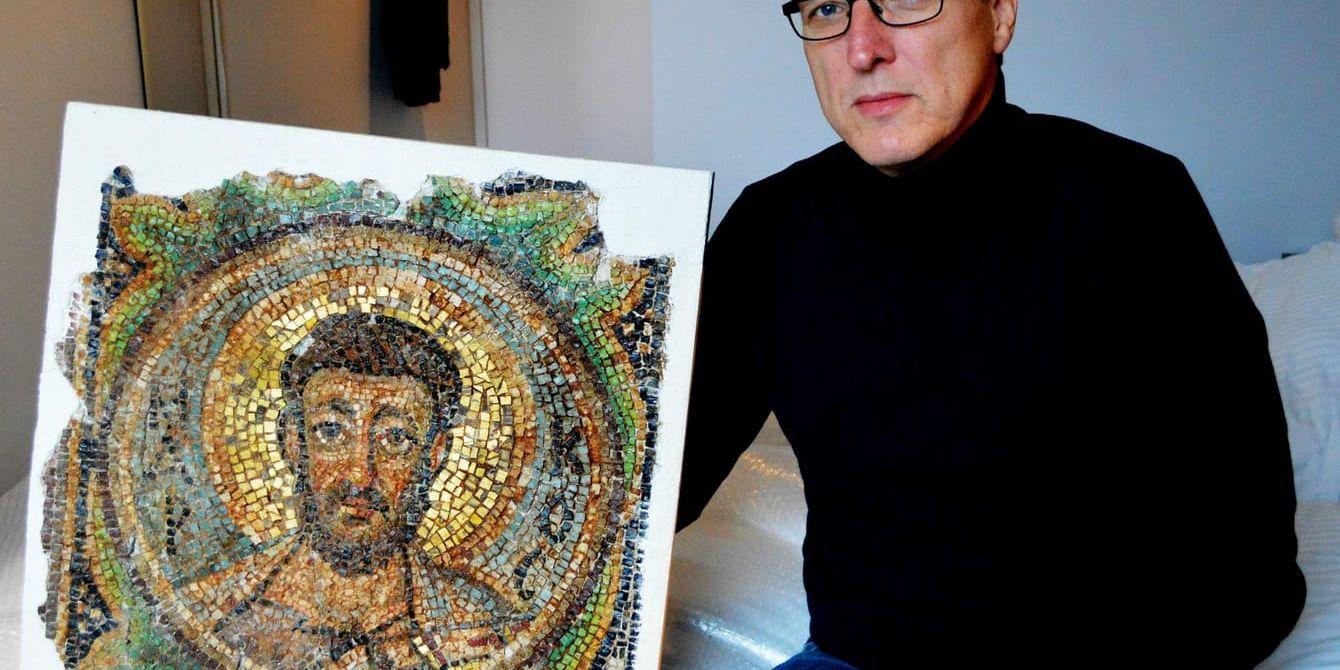 Holländske konstforskaren Arthur Brand poserar med den antika avbildningen av helgonet Markus, en mosaik som uppges vara värd mellan fem och tio miljoner euro.