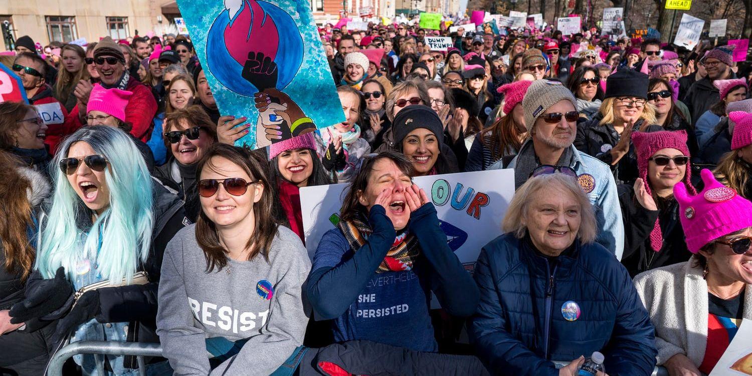 Människor samlas i Central Park i New York för att demonstrerar mot president Trump. Liknande kvinnomarscher planeras runt om i världen i helgen.