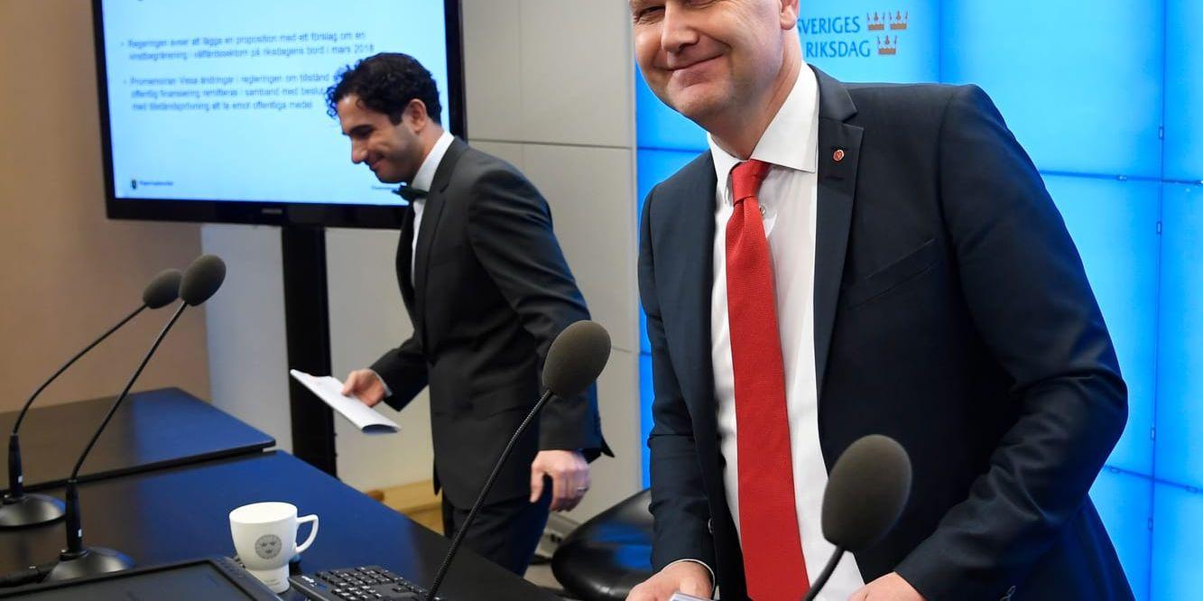Glad. Jonas Sjöstedt, med symboliskt klarröd slips, var nöjd när han ihop med Ardalan Shekarabi presenterade sitt vinstbegränsningsförslag.