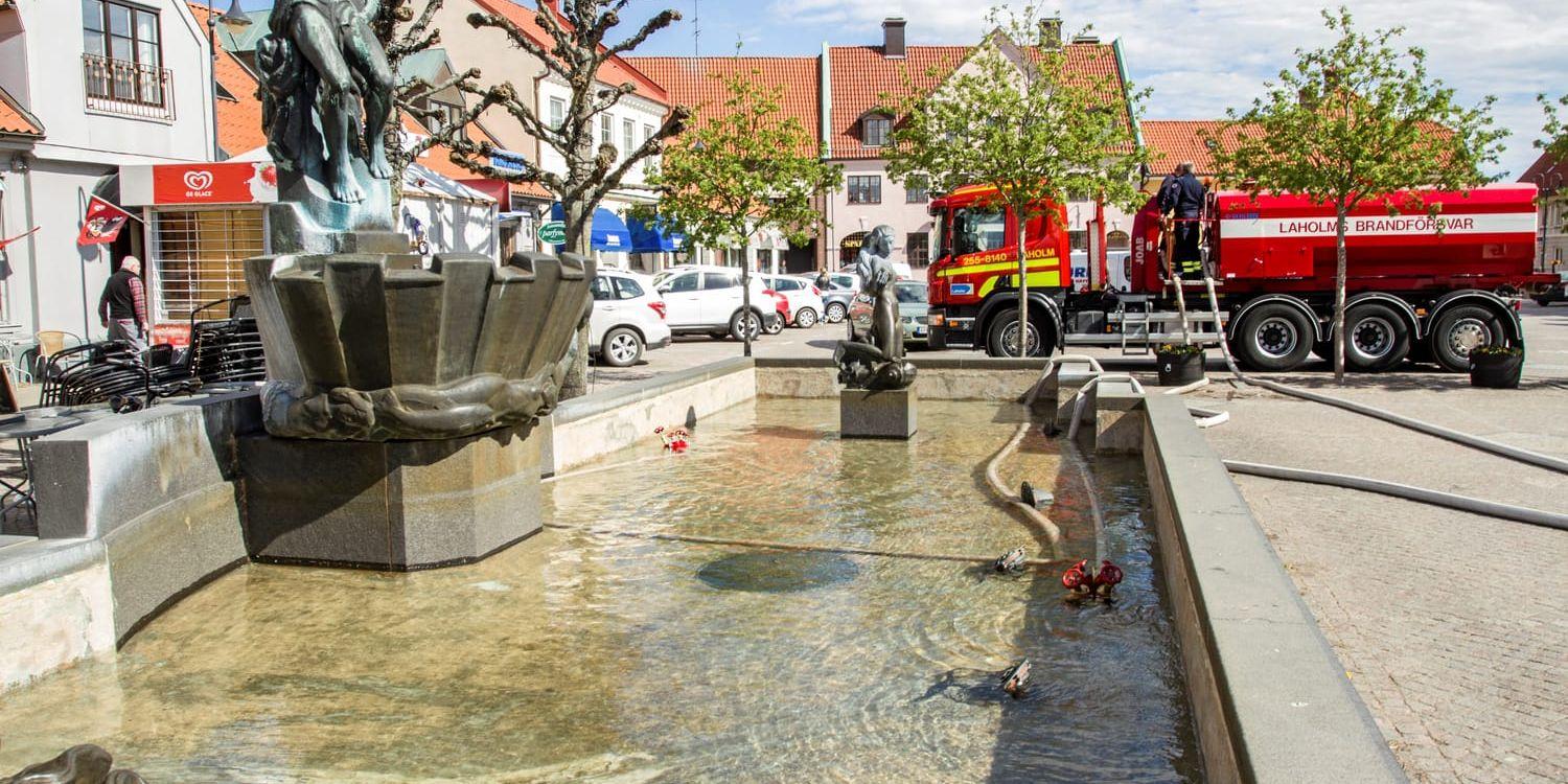 Törstig konst. Förra årets vattenbrist ledde till att Lagafontänen i Laholm fick fyllas med sjövatten.