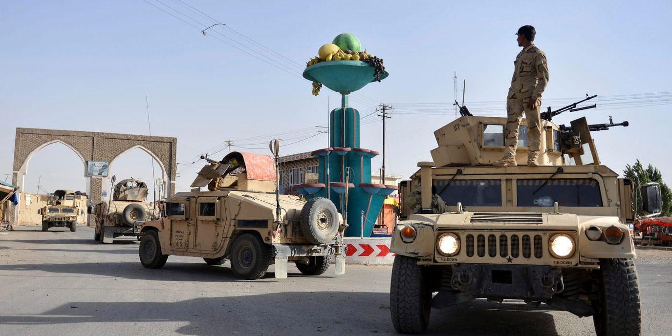 Afghanska säkerhetsstyrkor patrullerar provinshuvudstaden Ghazni. Fotot är från i söndags, två dagar efter talibanernas gryningsräd mot staden.