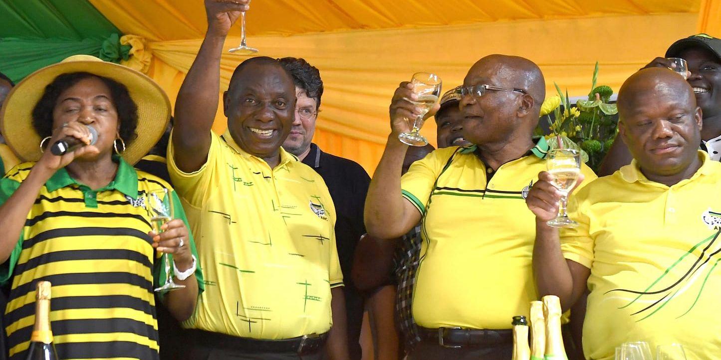 Sydafrikas tidigare president Jacob Zuma (andra från höger) och landets nuvarande ledare Cyril Ramaphosa (andra från vänster) skålar under en ANC-ceremoni i Durban tidigare i veckan.