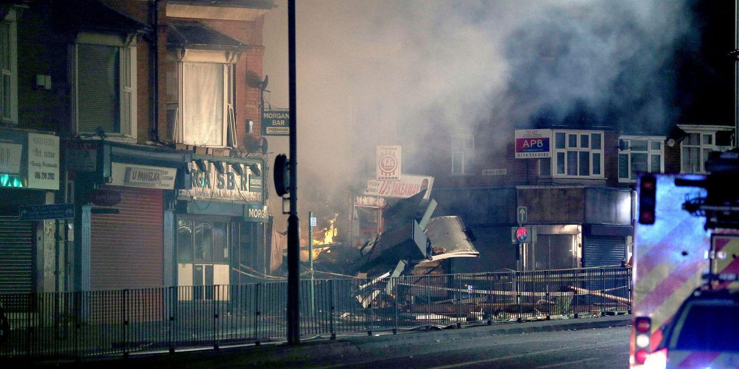 En explosion totalförstörde ett hus i engelska Leicester.