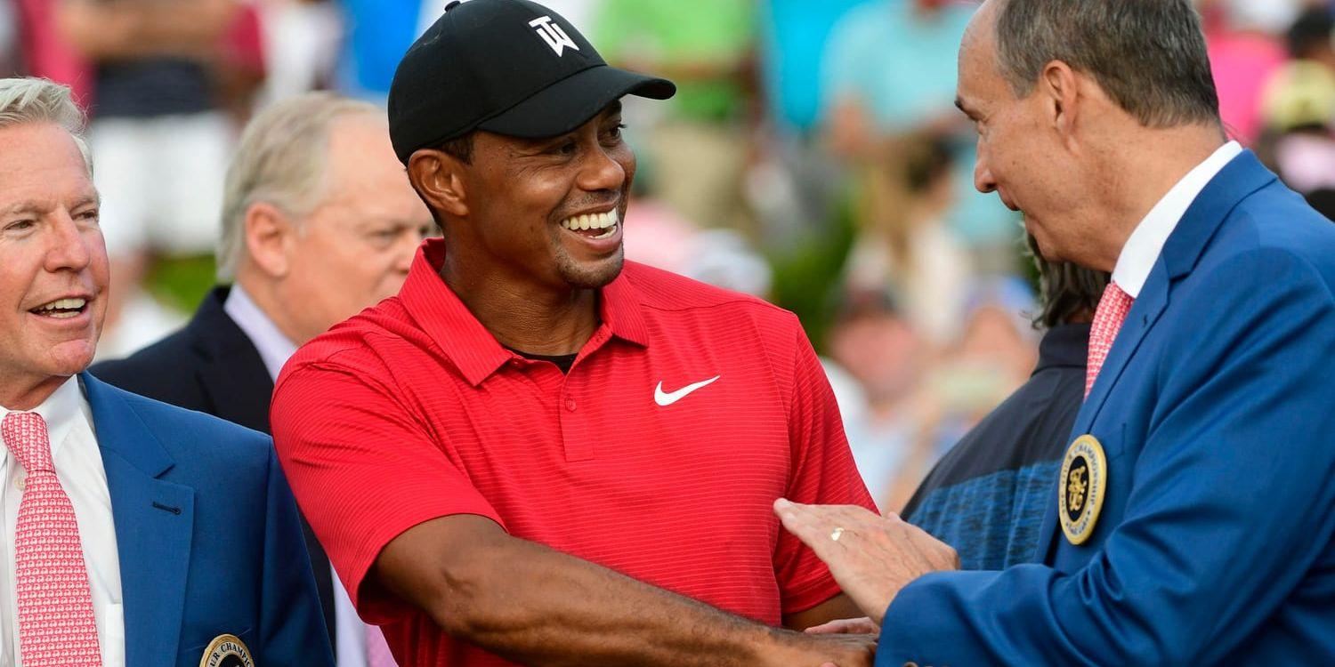 Tiger Woods blir gratulerad efter segern i Tour Champhionship.