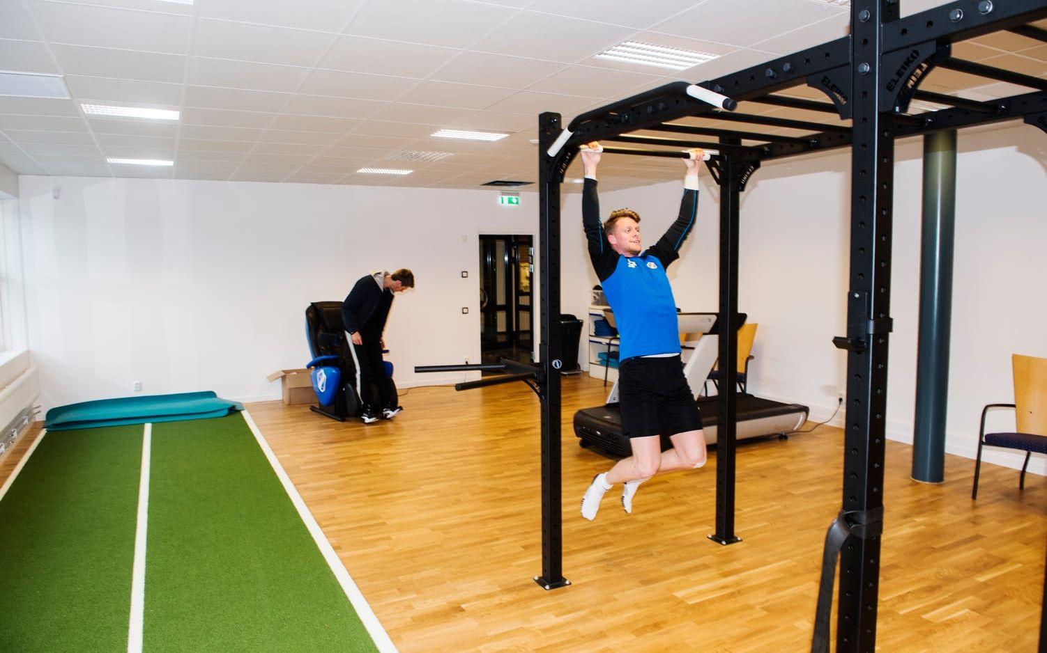 Hänger i. Målvakten Malkolm Nilsson tränar armstyrka i HBK:s nya och fullt utrustade gym som ligger precis innanför entrén på bottenvåningen. Bild: Roger Larsson
