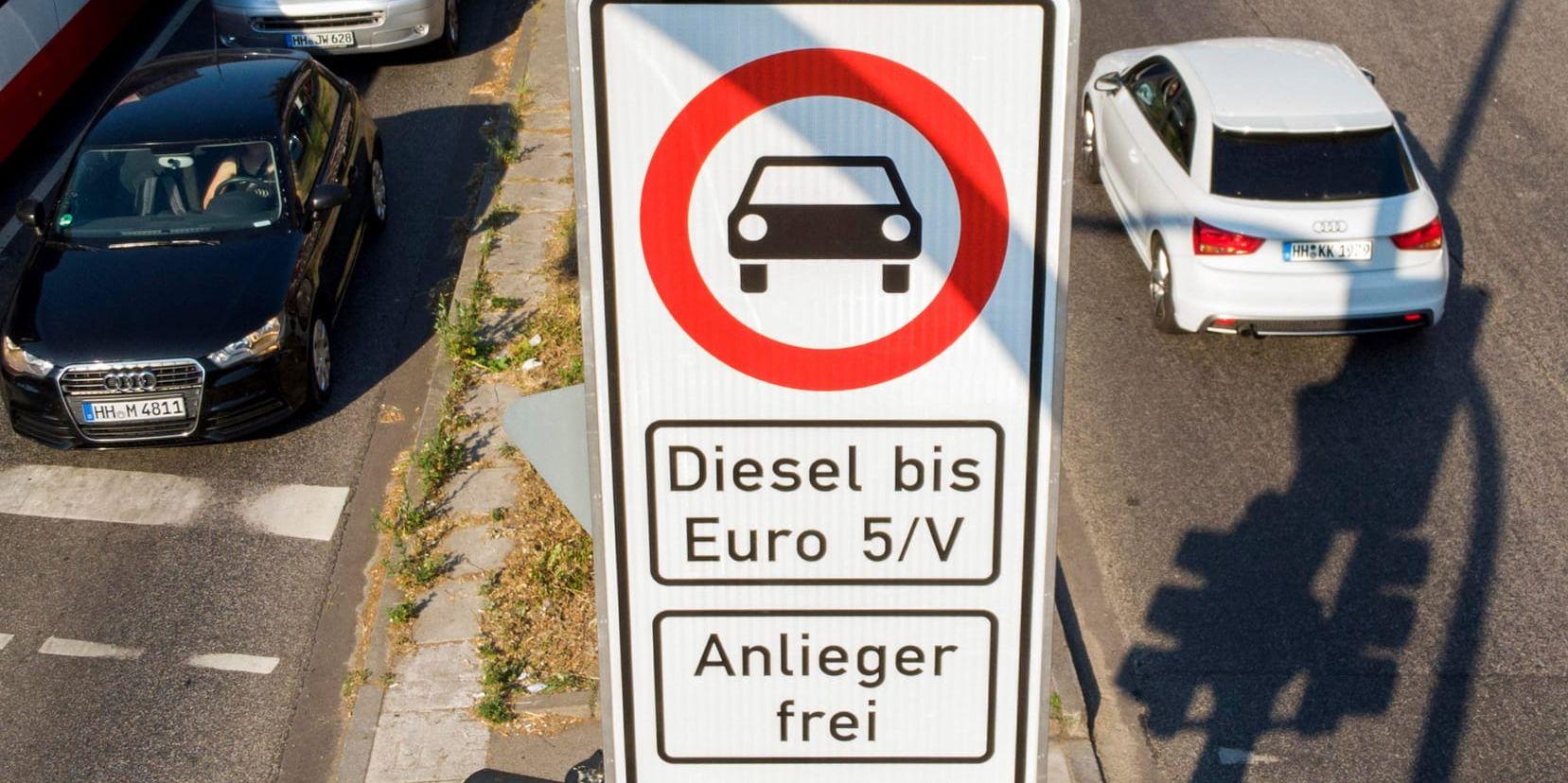 En skylt med förbud för äldre dieselfordon i tyska Hamburg. Arkivbild.
