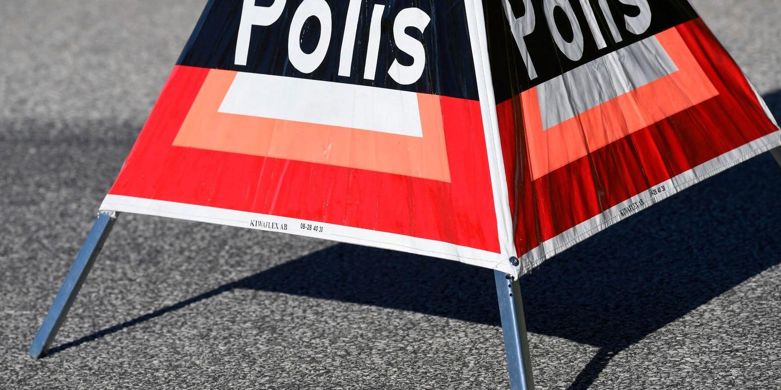 En skolbuss med drygt 20 elever ombord och en lastbil med kalvar har kolliderat på riksväg 46 nära Falköping.
