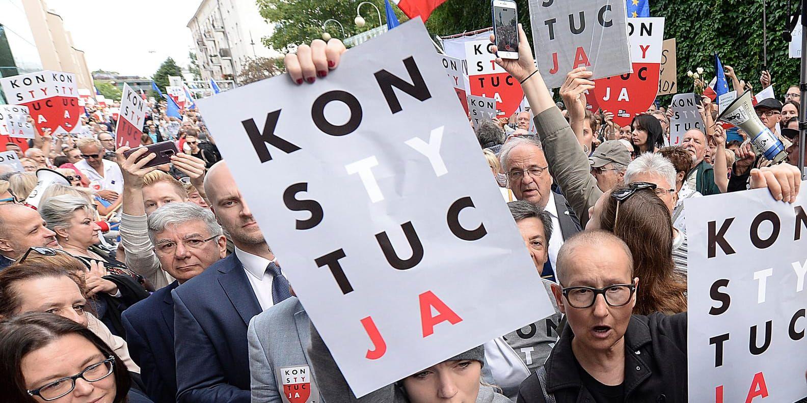 Regeringskritiska demonstranter framför Polens högsta domstol i Warszawa på onsdagsmorgonen.