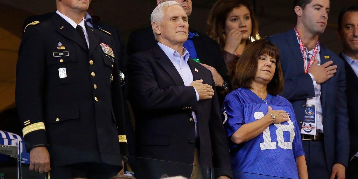 Vicepresident Mike Pence stod upp medan nationalsången spelades. När han upptäckte att flera av spelarna inte gjorde det lämnade han matchen.
