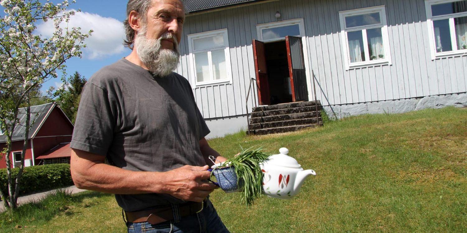 Tehus. Till premiären av Stora tedrickardagen i Landeryd gör Karl-Erik Hjalmarsson te på blad från rallarosor.