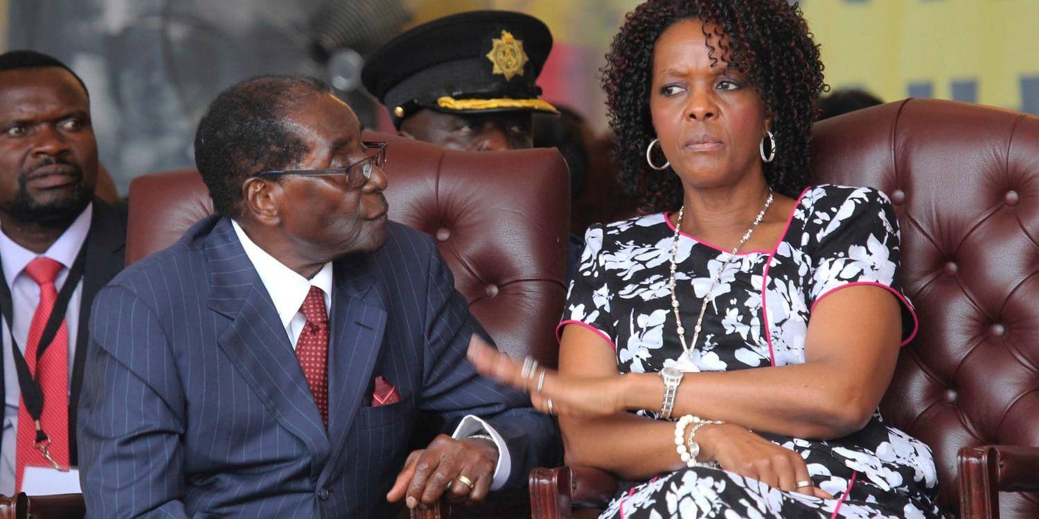 Grace Mugabe misstänks för misshandel. Här med sin man president Robert Mugabe under hans födelsedagsfirande. Arkivbild.
