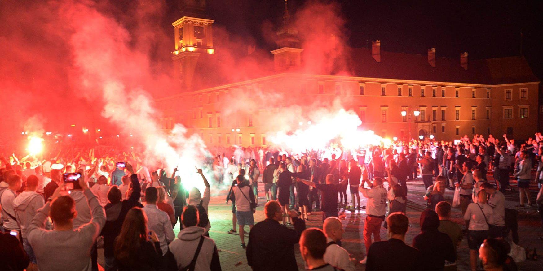 Supportrar till Legia Warszawa firar den polska fotbollstiteln.