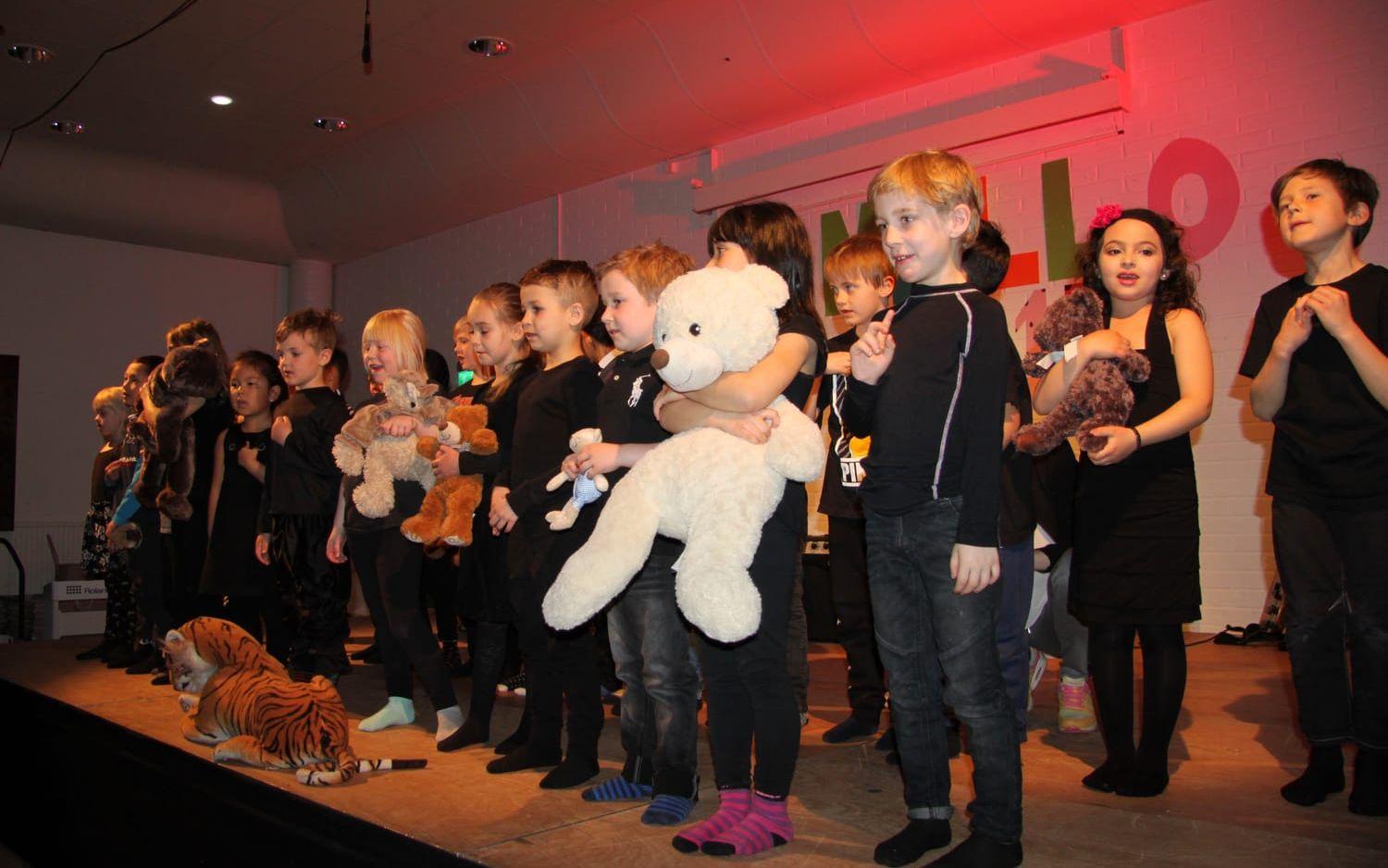 Nallar. Förskoleklassen hade med sig nallar upp på scen när de gjorde sitt nummer Teddybear. Bild: Jan Bergman
