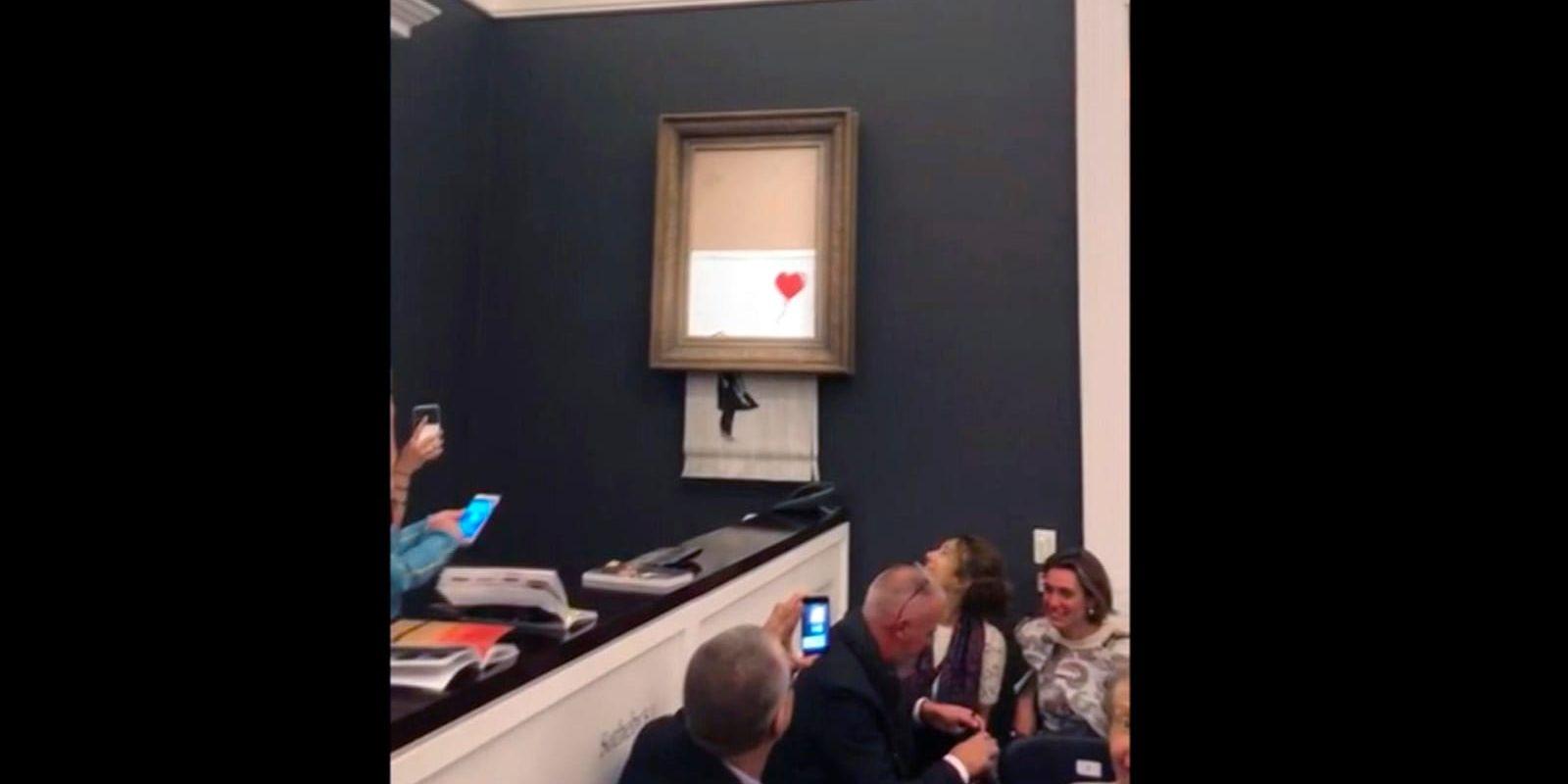 Mitt under budgivningen på auktionsfirman Sotheby's i London strimlades Banksys verk "Girl with balloon" sönder. Arkivbild.