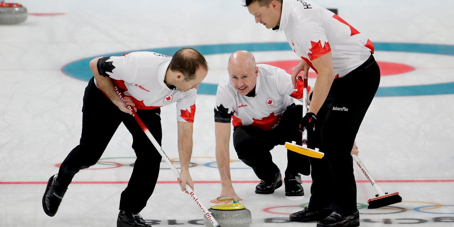 Kanadas curlinglag, med skippern Kevin Koe i mitten, förlorade bronsmatchen mot Schweiz.
