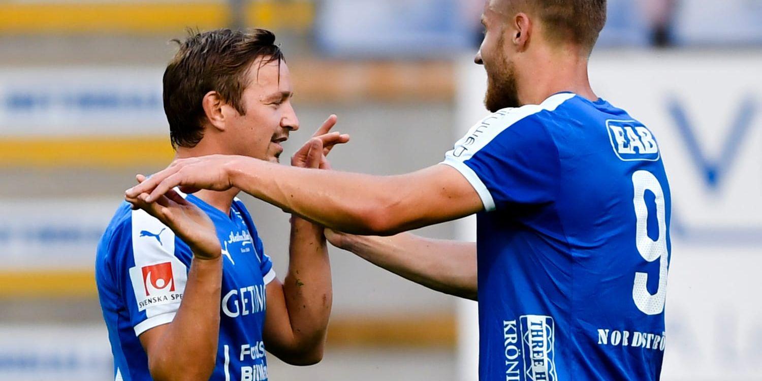 Tvåmålsskytt. Fredrik Olsson (t v) gratuleras av forwardskollegan Alexander Ruud Tveter efter ett av målen i 3–0-segern mot Varbergs Bois i derbyt.