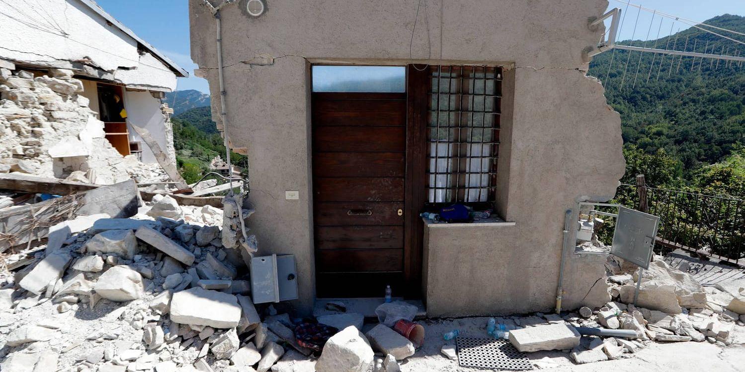 En dörr kan vara jordbävningsoffrets bästa vän. Dörrkarmar är bland ett hus tåligaste delar, som framgår av detta, eller före detta, hus i Peschiera Del Tronto, Italien, efter ett skalv den 29 augusti förra året.