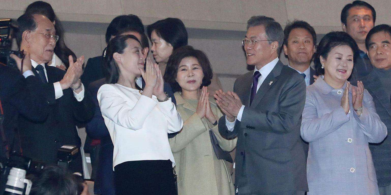 Kim Yo-Jong och Moon Jae-in, i vitt och grått i mitten, applåderar med under Samjiyon-spelningen på söndagen.