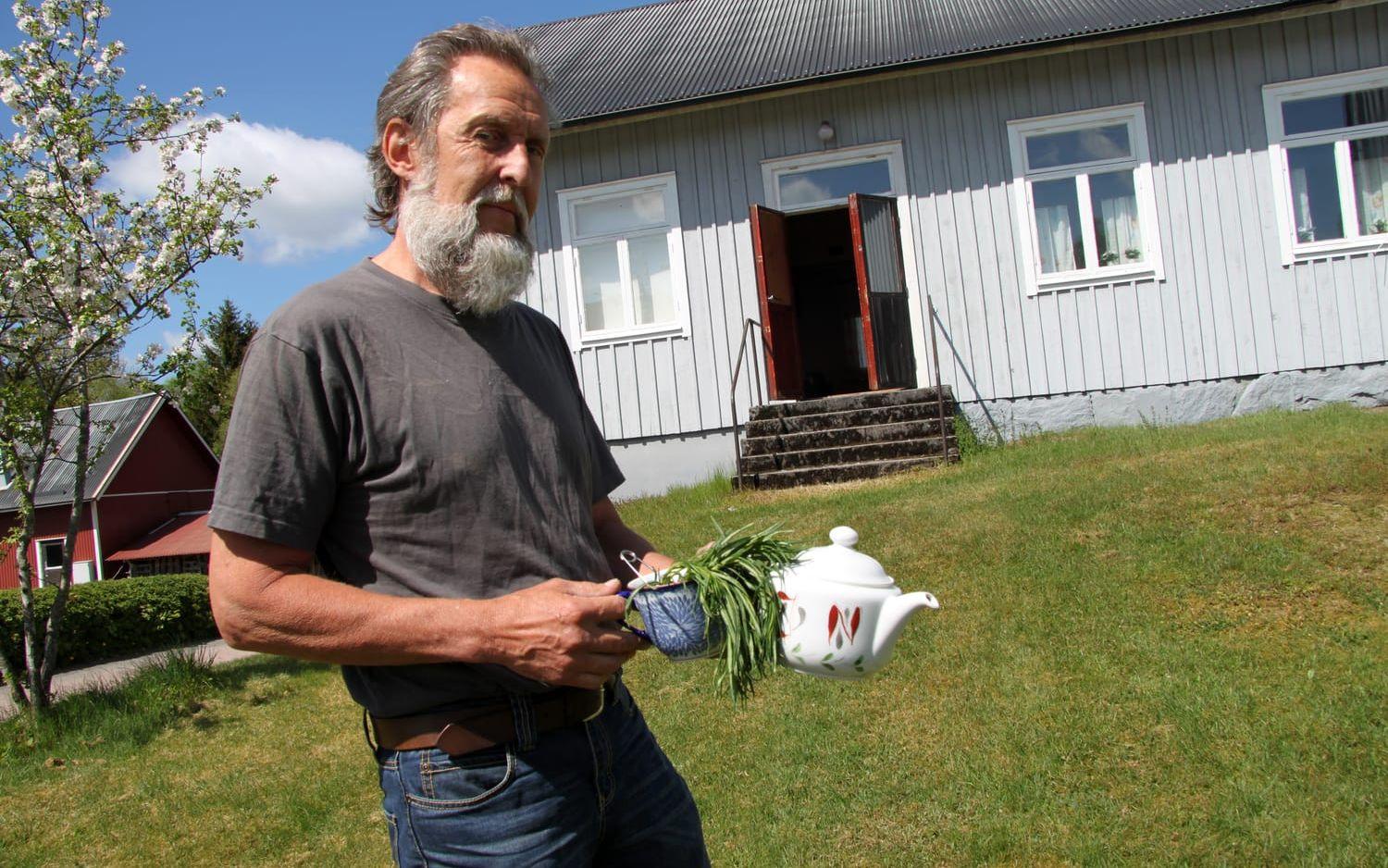 Karl-Erik Hjalmarsson gjorde te på rallarros till stora tedrickardagen i IOGT-NTO-huset i Landeryd.